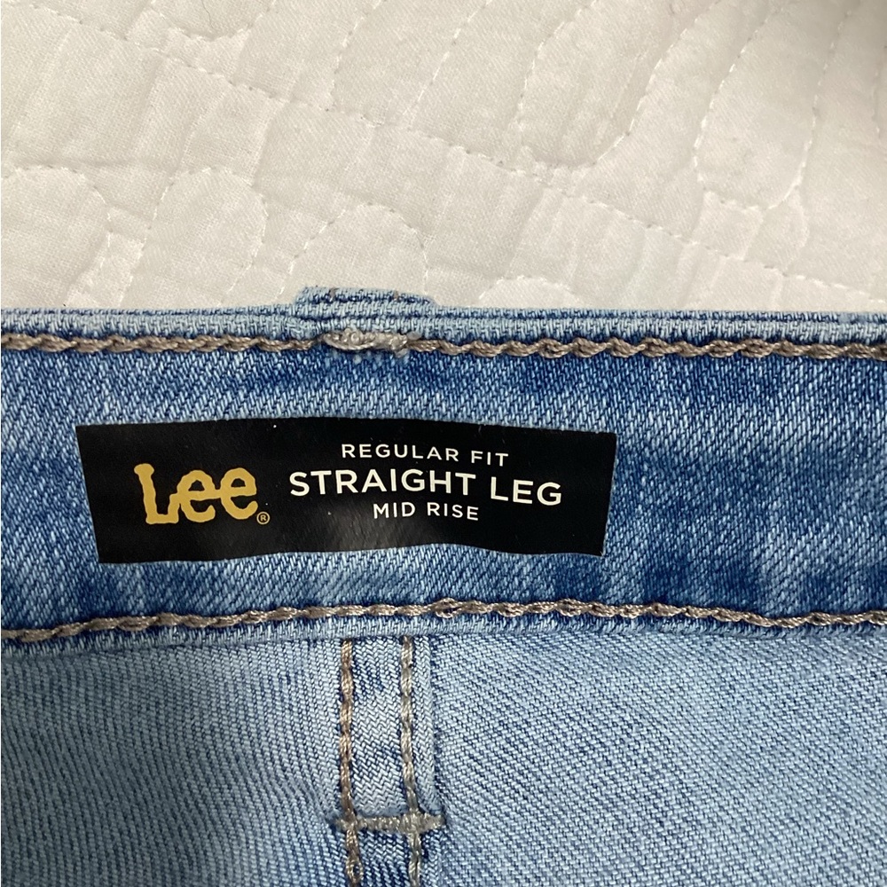 Lee Women's Regular Fit Straight Leg Mid Rise Jean Size 6 short C12